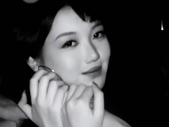 李嫣迎18岁成人礼,近照曝光模样大变!王菲亲吻女儿额头超有爱!