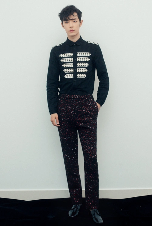 肖战穿卫衣叠搭衬衫现身当他露腰的那一刻网友馋他的身子