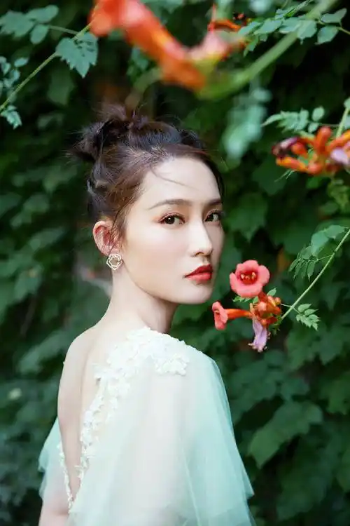 庆余年女主角李沁穿青色长裙的气质美女明星写真