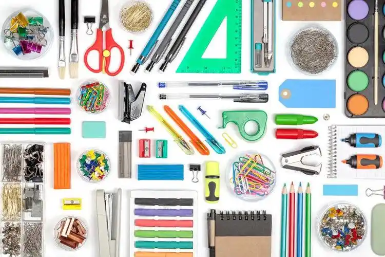 木桌上的学生用品