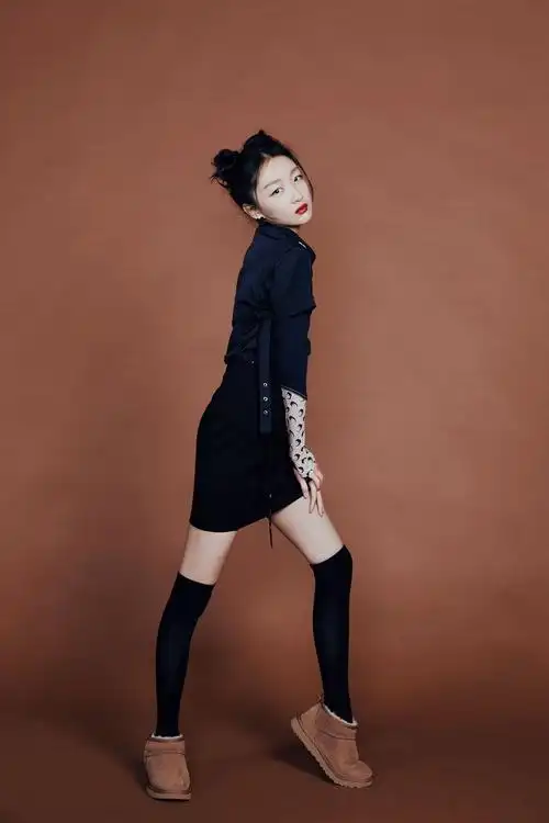 周冬雨这一身黑色系穿搭也太养眼了,看着稳重而且大气