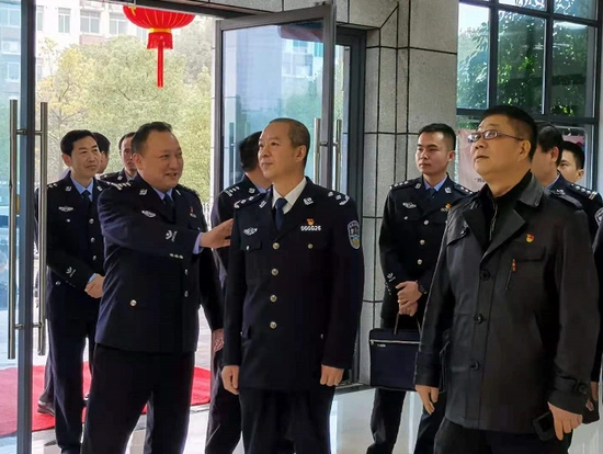 夏晓鸥一行在天元公安分局泰山路派出所调研