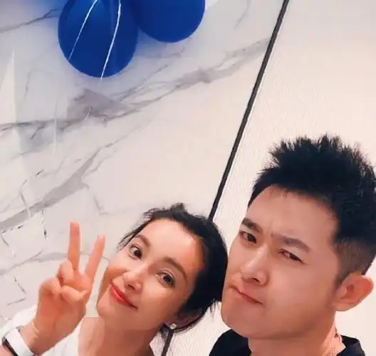 李冰冰分手了曾与小16岁的男友海边穿泳衣练瑜伽