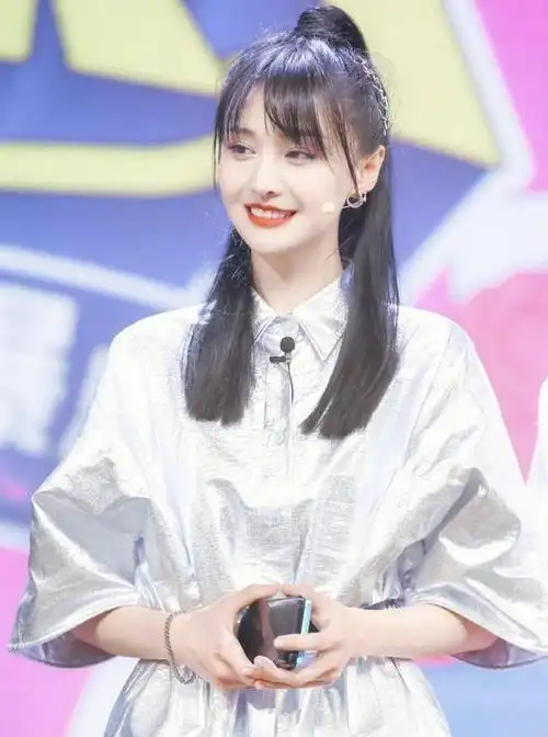 整个造型尽显文艺气息,留着一头柔顺长发的郑爽,坐在沙发上状态非常好