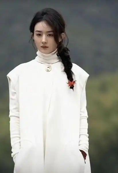 赵丽颖晒与凤行剧组日常随拍锤在手萌犬趣影