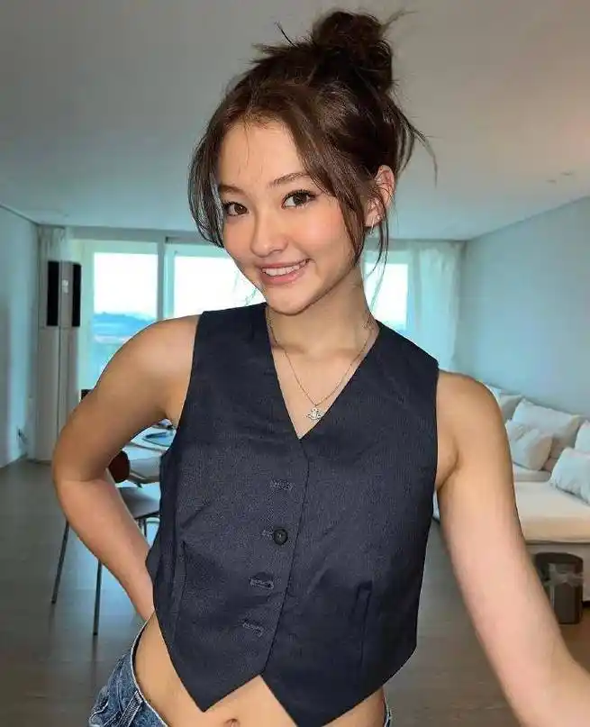 成韩网热门话题,她有jennie的气场,她是财阀孙女_ella_照片_gross