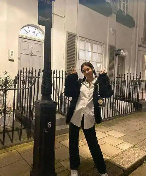 人间香奈儿jennie爆近照针织衫配皮裤真不是一般人能驾驭