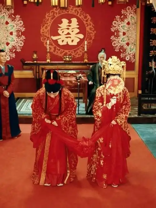 我们平时看的古装剧,如《知否知否应是绿肥红瘦》《赘婿》大婚场景中