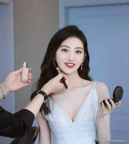 原创分手后的景甜焕然一新以整容式变美穿上无痕衣竟不见一丝赘肉