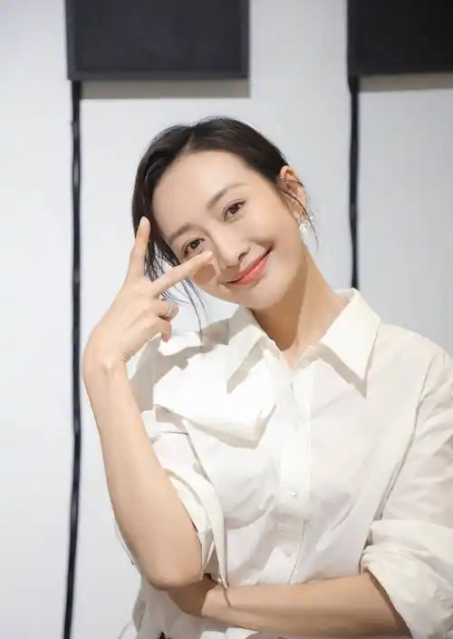 大粉爆料王鸥怀孕,近照脸部浮肿不露肚子,年底被曝录《明侦》