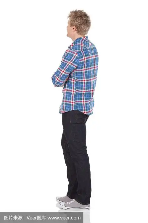 一个男人双臂交叉站着的侧面