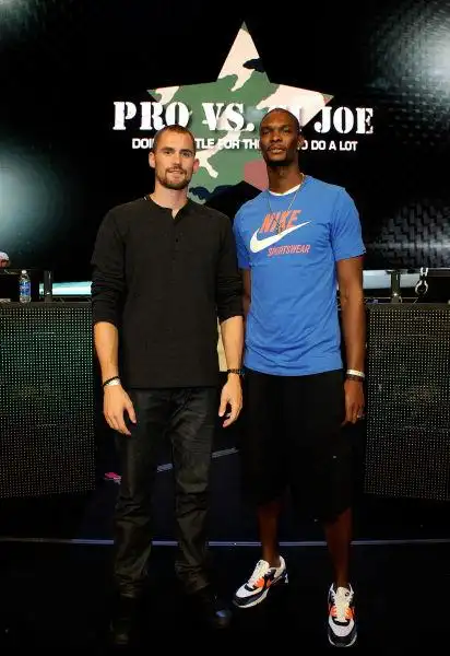 勒夫与波什身高差距明显,但两人官方身高皆为2米08