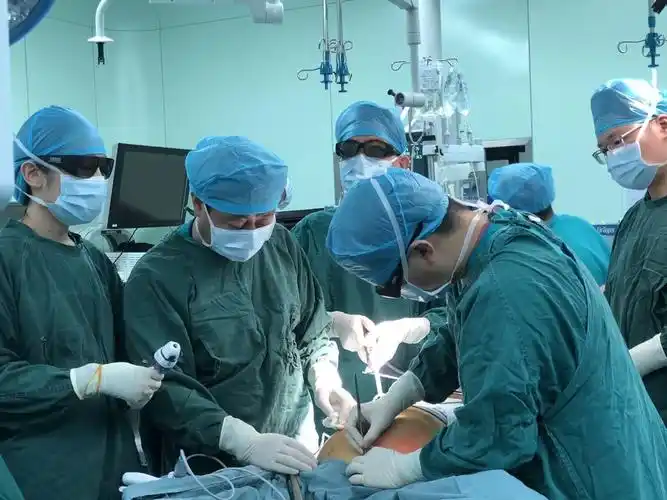 武汉大学人民医院东院胃肠外科为病人进行手术操作