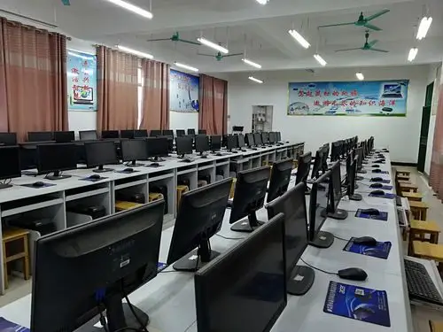 学生电脑教室
