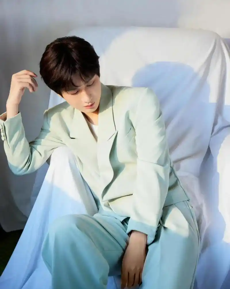 昨晚成毅直播造型,清新薄荷绿西装.