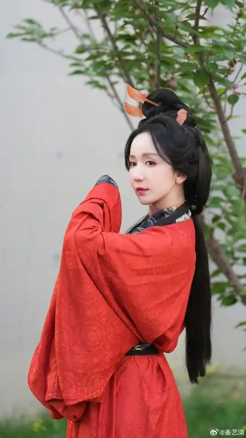 娄艺潇cos武则天#娄艺潇作为电竞女帝主理人,打游戏也要穿古装构