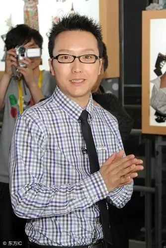 39岁李玉刚近照,台上台下像两个人,生活中很爷们