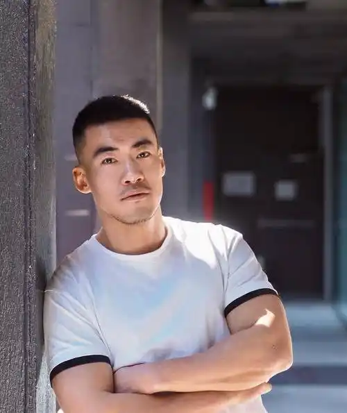 他是一个留着圆寸发型的90后肌肉男,看上去特别的爷们阳刚,胸肌饱满