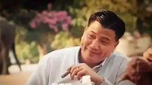 被质疑入戏太深万梓良苍蝇馆庆生西装革履不忘抽雪茄