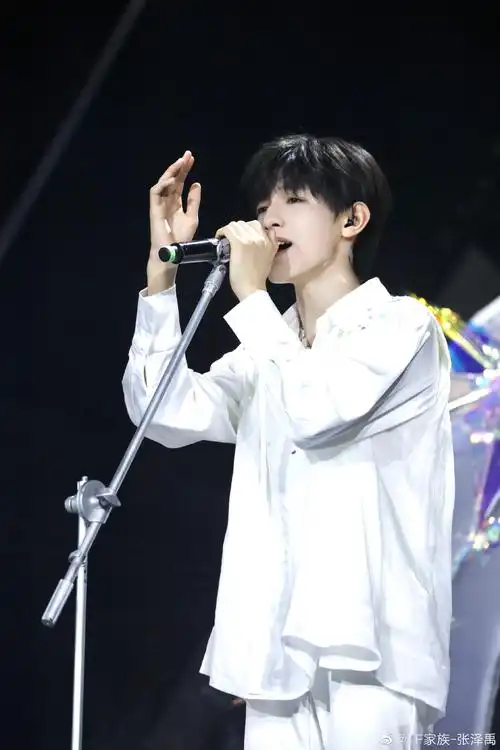 小火苗拍了拍小金毛的脑袋说生日快乐