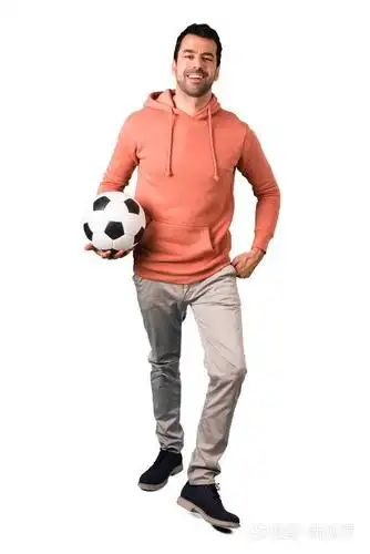 穿着带足球的粉红色运动衫的男人全身照片-正版商用图片1sc3vc-摄图新