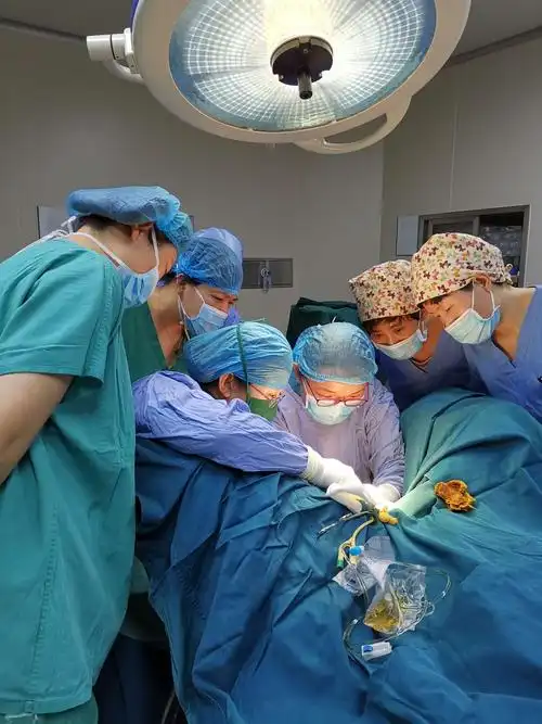 手术切开,再造阴道口.