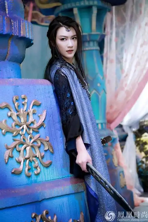 逯恣祯《幻城》黑色礼服帅气中微露性感