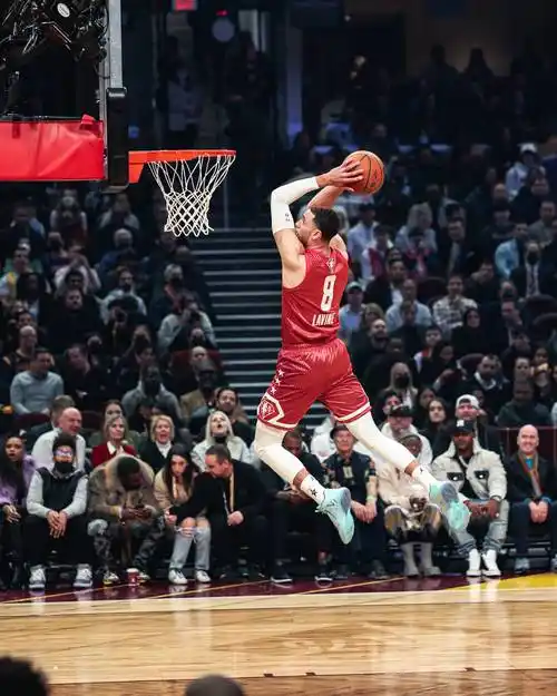 他的队友扎克-拉文上脚new balance two wxy 2,实战360°扣篮信手拈来