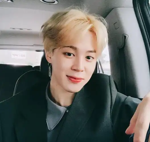 金泰亨露额头帅哥金泰亨,有着总是能惊艳众人的外貌,才华与表现力的