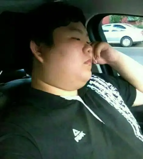 这个男生奇丑无比,他妈还觉得他好,不准被他伤的女孩说他坏话,他妈