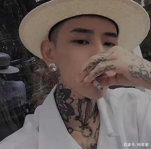 组图:生活中帅帅酷酷的纹身男生,打着耳钉,谁敢要他做男友呢!