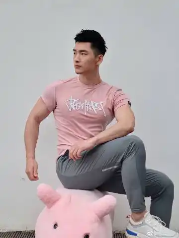 运动晚课堂##今日穿搭(ootd)#嘉辉allen90:omg运动速干高弹激光