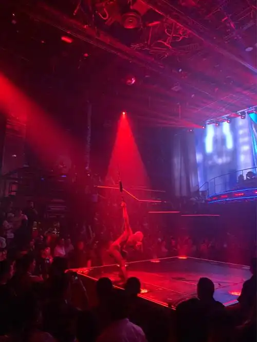 在世界十大最火夜店千人瞩目蹦迪是什么感受