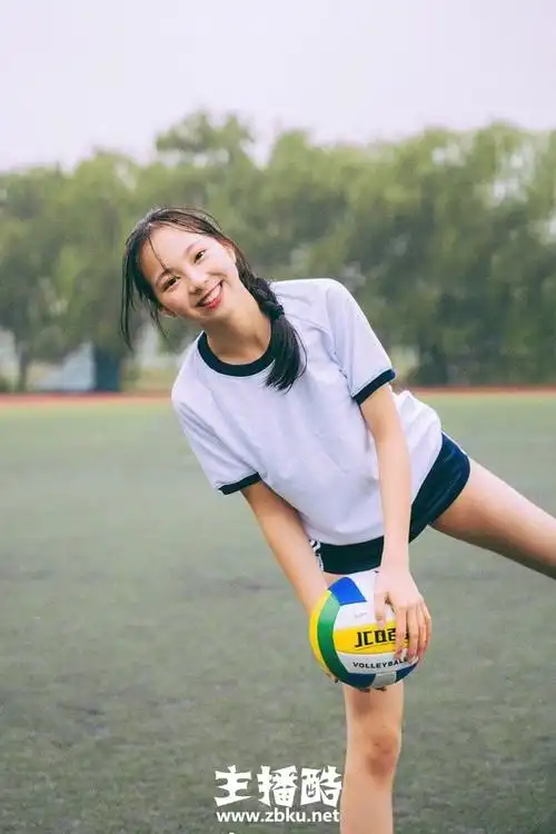 体育型美女高扎麻花辫挤眉弄眼肢体灵活操场运动图片