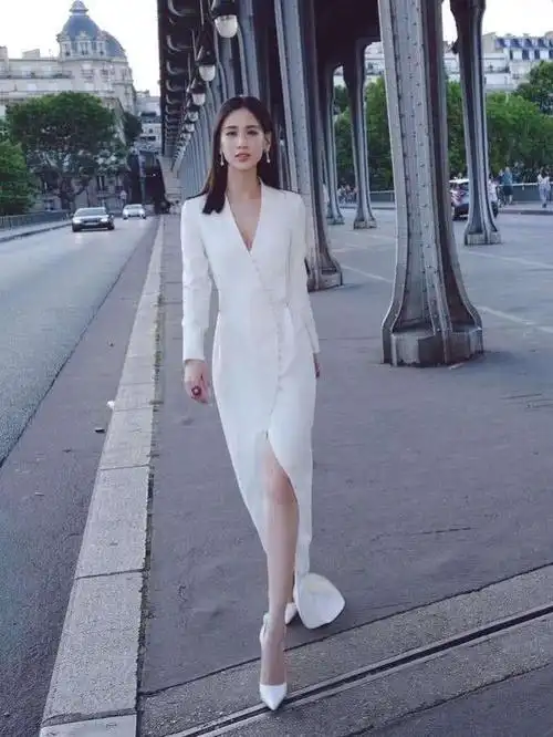 40岁黄圣依瘦变相了穿睡衣裙在巴黎看秀显低级感风尘气十足