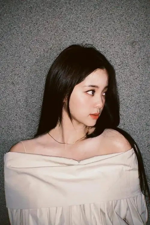 欧阳娜娜相遇的夏天白色一字肩上衣造型