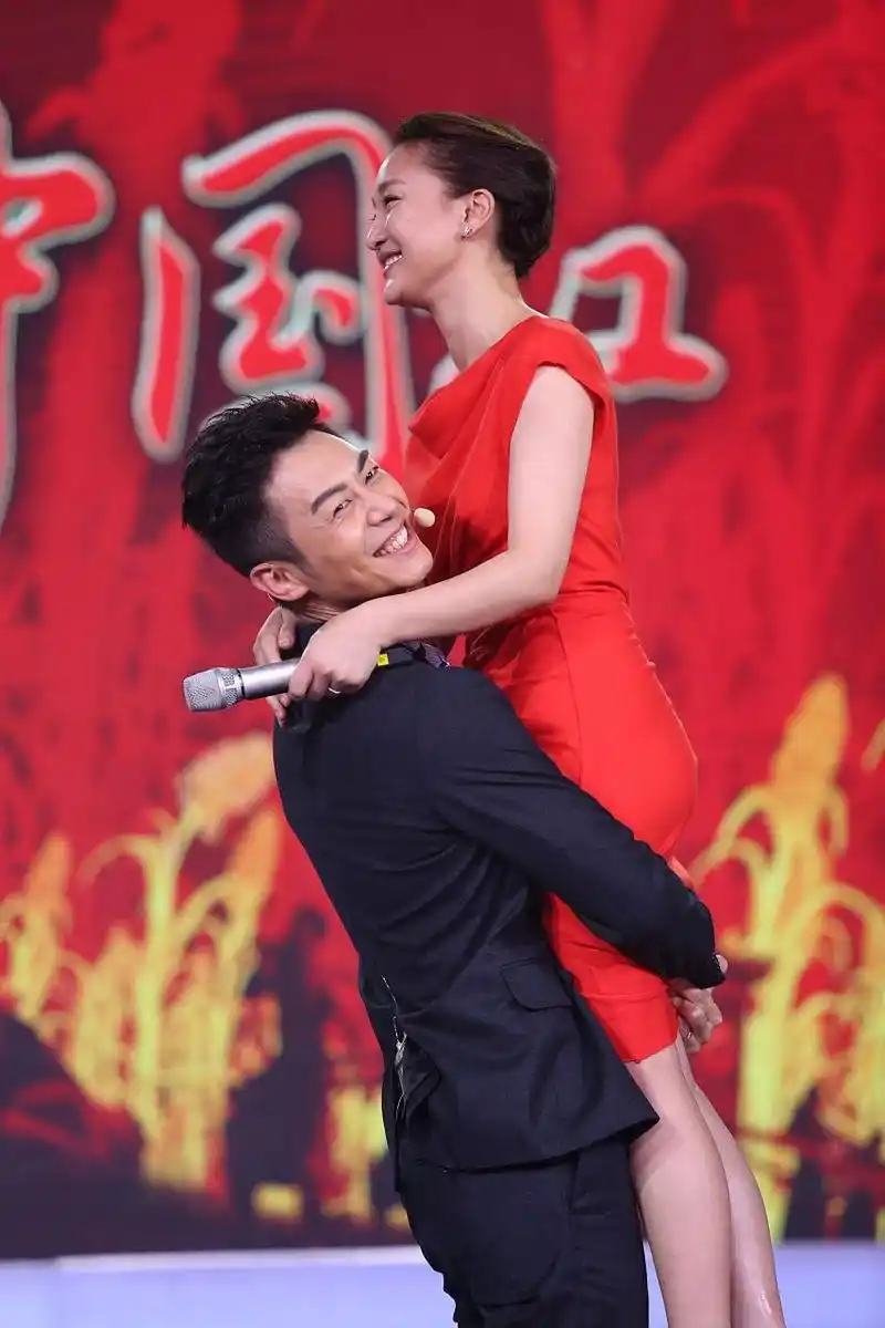 拍摄《红高粱》中的高粱戏时一百六十斤的朱亚文把八十斤的周迅扛起来