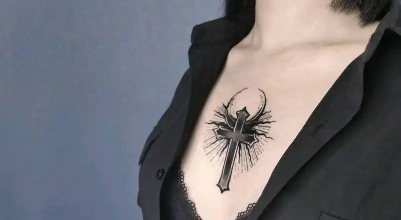 7715(胸前)纹身图片_胸部水墨几何纹身图案