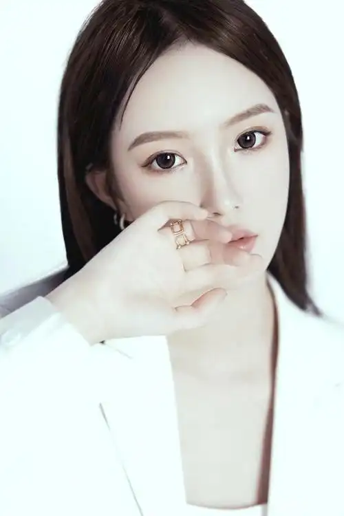 高挑,瘦削,漂亮,是大多数人对周星妤的第一印象.