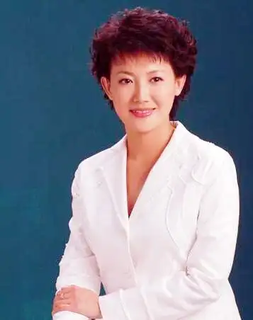 她49岁仍未婚单身(央视著名主播梁艳:生活中热心做红娘,自己49岁仍