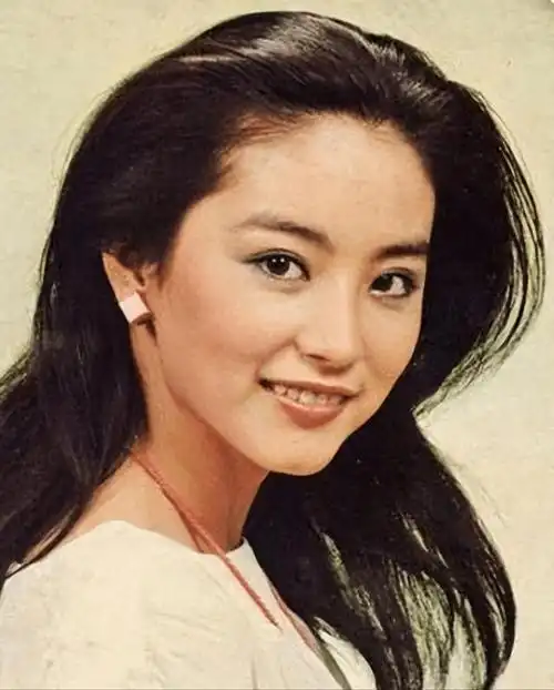 她的出现立即俘获了许多万千女影迷的心,这足以说明当时林青霞年轻时