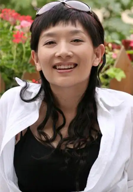 44岁王芳近照她是王为念的王牌搭档被老公独宠十多年