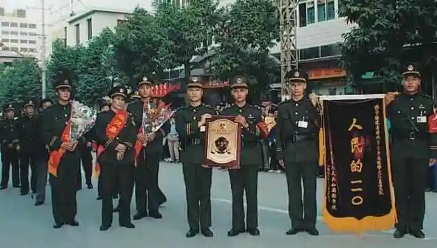 中国警察穿了30年的草绿色警服2000年为何换成了藏青色