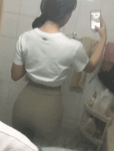 搞笑gif段子:妹子的手指真好看,还有亮点!