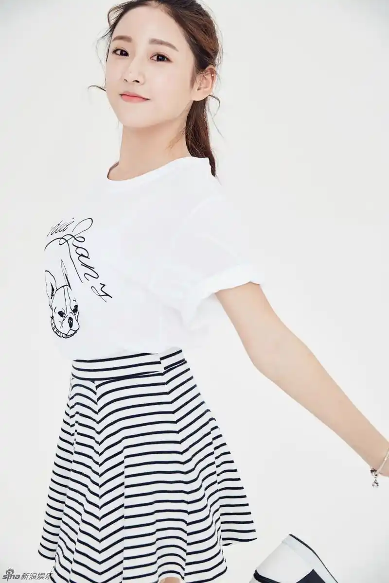 新浪娱乐讯 近日,新人演员丁一一这组可爱俏皮写真,散发着青春的气息.