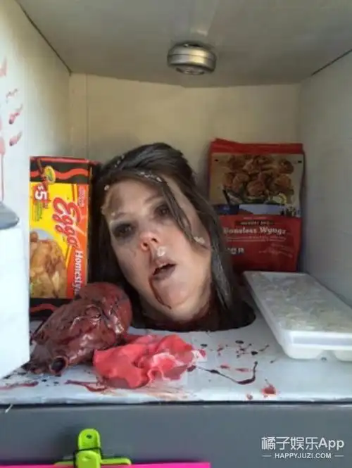 万圣女王妈妈扮成冰箱里的冷冻死人头