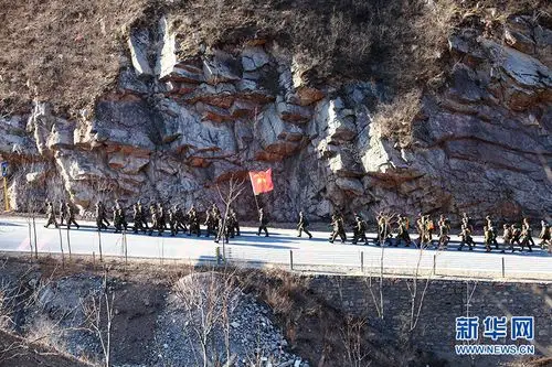 武警黄金部队以地质灾害应急救援为背景展开野营拉练