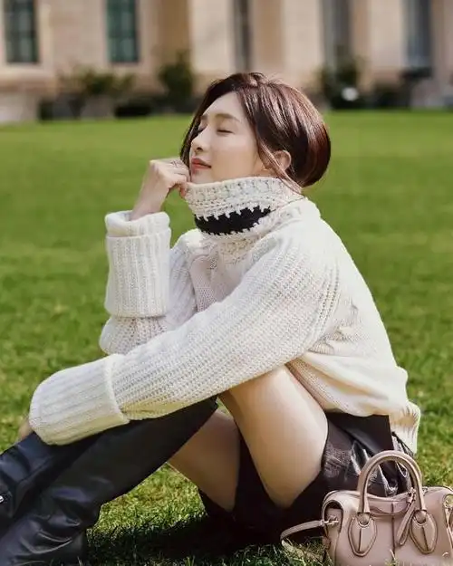 江疏影时尚摩登造型出席时装周宽松毛衣配短裤小露超模漫画腿