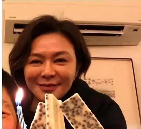 然而,尽管60岁的她打扮上依然力求年轻,但褪去妆容后的素颜却坦诚地