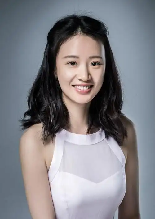 她似洋溢着热情而神秘的红色,一个梦一般的女孩——演员李梦!